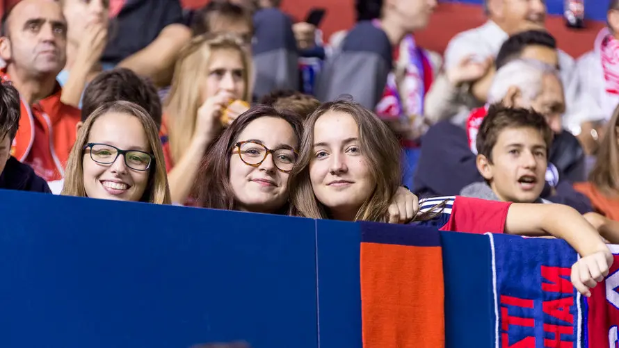 Imágenes de la afición en la grada del estadio de El Sadar durante el partido entre Osasuna y Espanyol (8). IÑIGO ALZUGARAY