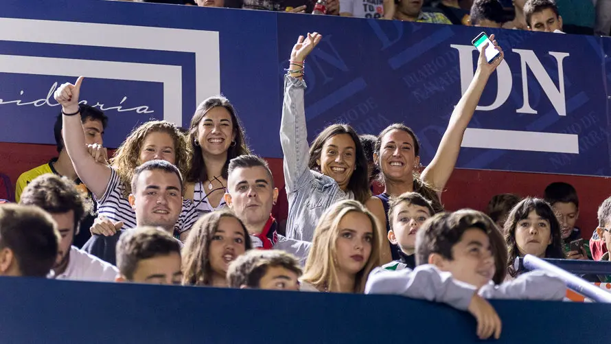 Imágenes de la afición en la grada del estadio de El Sadar durante el partido entre Osasuna y Espanyol (13). IÑIGO ALZUGARAY