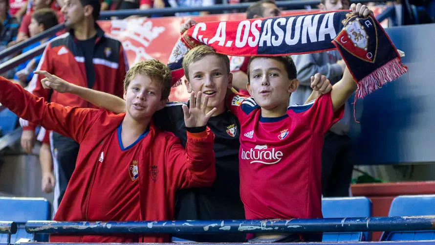 Imágenes de la afición en la grada del estadio de El Sadar durante el partido entre Osasuna y Espanyol (22). IÑIGO ALZUGARAY