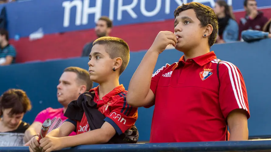 Imágenes de la afición en la grada del estadio de El Sadar durante el partido entre Osasuna y Espanyol (28). IÑIGO ALZUGARAY