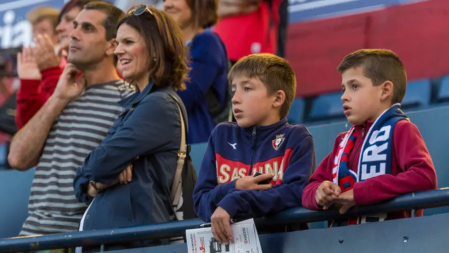 Imágenes de la afición en la grada del estadio de El Sadar durante el partido entre Osasuna y Espanyol (31). IÑIGO ALZUGARAY