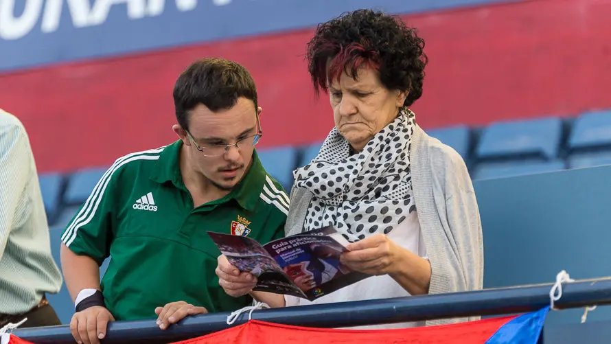 Imágenes de la afición en la grada del estadio de El Sadar durante el partido entre Osasuna y Espanyol (32). IÑIGO ALZUGARAY