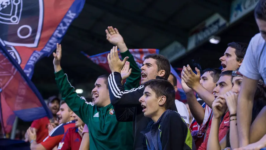 Imágenes de la afición en la grada del estadio de El Sadar durante el partido entre Osasuna y Espanyol. IÑIGO ALZUGARAY (4)