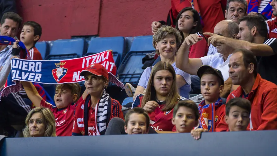 Imágenes de la afición en la grada del estadio de El Sadar durante el partido entre Osasuna y Espanyol. IÑIGO ALZUGARAY (6)