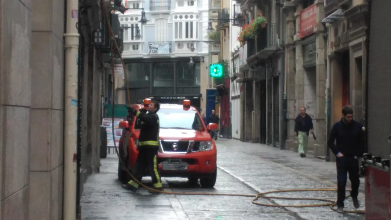 El incendio de un inmueble en la calle Zapatería de Pamplona provoca la muerte de una mujer por intoxicación. DG (8)