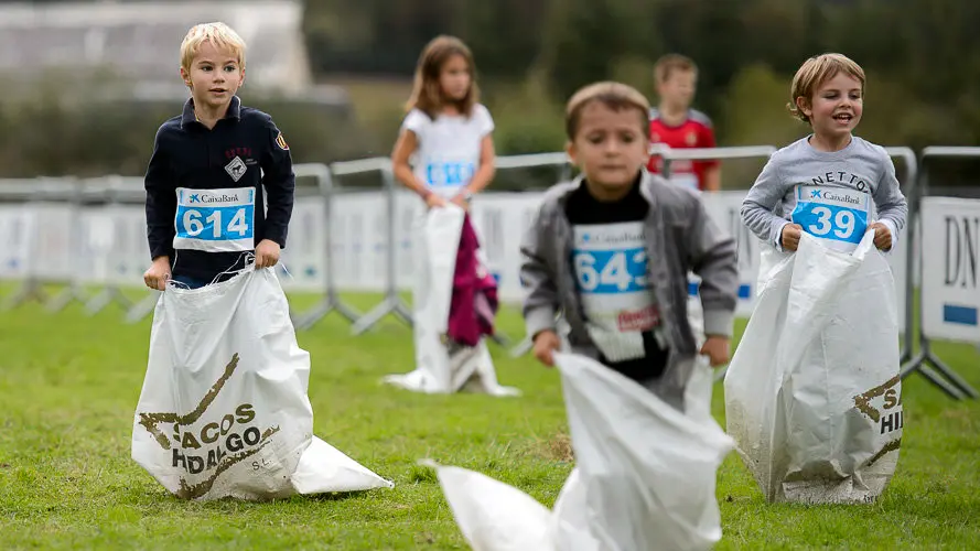 Intento en Ultzama de Record Guiness de mayor número de personas en una carrera de sacos. PABLO LASAOSA (3)
