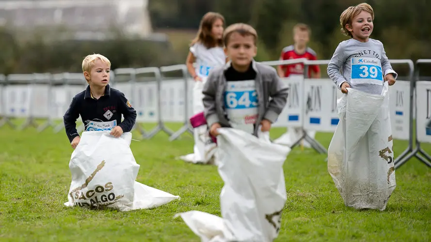Intento en Ultzama de Record Guiness de mayor número de personas en una carrera de sacos. PABLO LASAOSA (4)