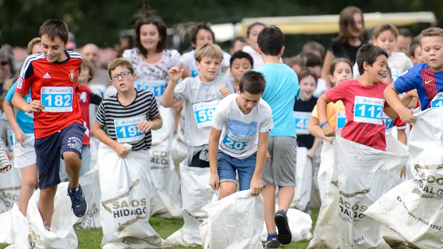 Intento en Ultzama de Record Guiness de mayor número de personas en una carrera de sacos. PABLO LASAOSA (7)
