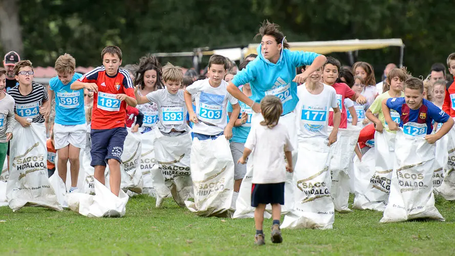 Intento en Ultzama de Record Guiness de mayor número de personas en una carrera de sacos. PABLO LASAOSA (8)