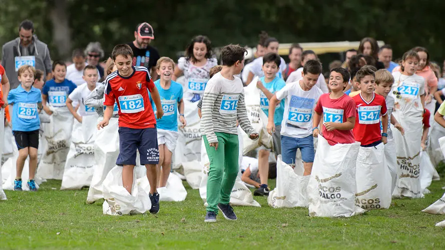 Intento en Ultzama de Record Guiness de mayor número de personas en una carrera de sacos. PABLO LASAOSA (9)