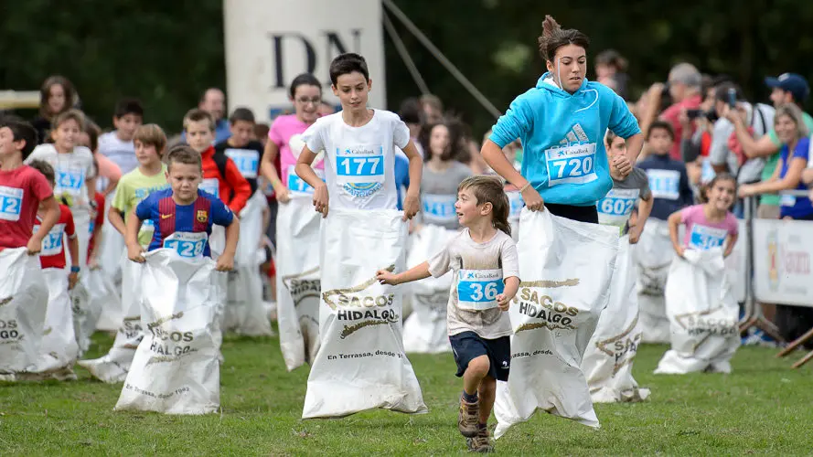 Intento en Ultzama de Record Guiness de mayor número de personas en una carrera de sacos. PABLO LASAOSA (10)