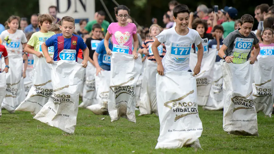 Intento en Ultzama de Record Guiness de mayor número de personas en una carrera de sacos. PABLO LASAOSA (12)