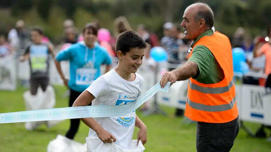 Intento en Ultzama de Record Guiness de mayor número de personas en una carrera de sacos. PABLO LASAOSA (14)