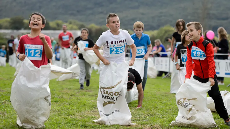 Intento en Ultzama de Record Guiness de mayor número de personas en una carrera de sacos. PABLO LASAOSA (15)