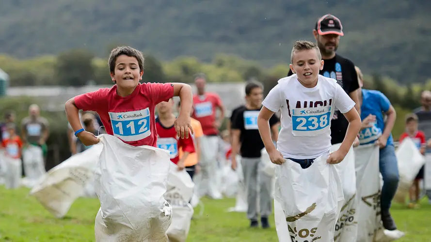 Intento en Ultzama de Record Guiness de mayor número de personas en una carrera de sacos. PABLO LASAOSA (16)