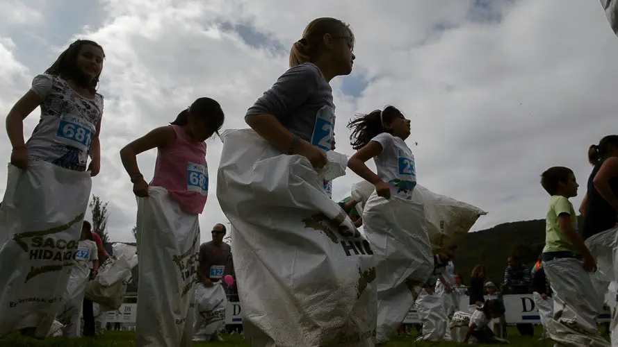 Intento en Ultzama de Record Guiness de mayor número de personas en una carrera de sacos. PABLO LASAOSA (17)