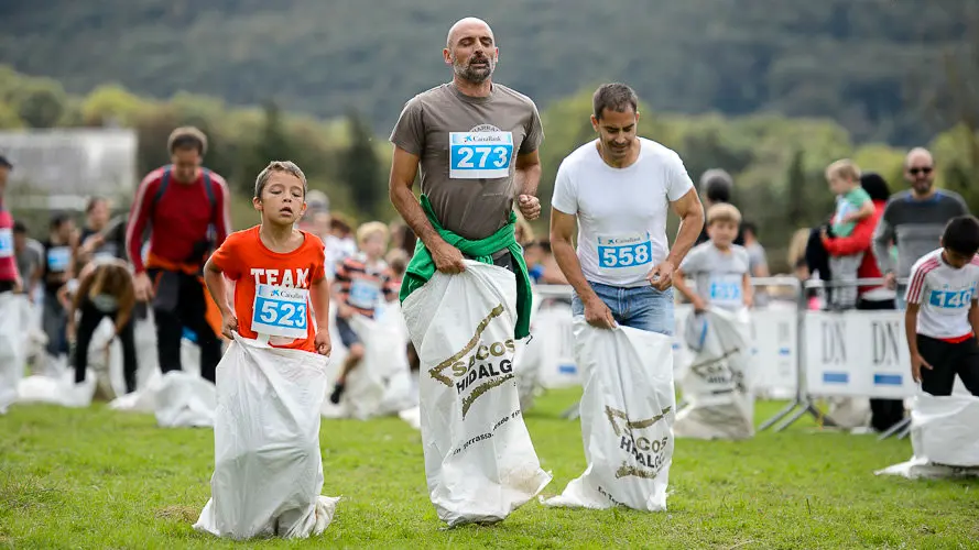 Intento en Ultzama de Record Guiness de mayor número de personas en una carrera de sacos. PABLO LASAOSA (18)