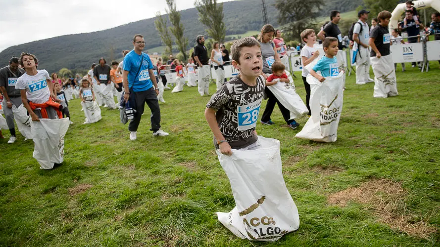Intento en Ultzama de Record Guiness de mayor número de personas en una carrera de sacos. PABLO LASAOSA (19)