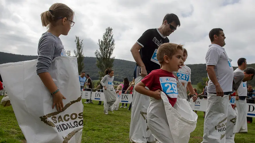 Intento en Ultzama de Record Guiness de mayor número de personas en una carrera de sacos. PABLO LASAOSA (20)
