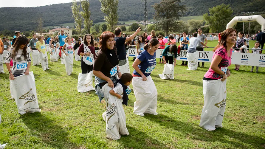 Intento en Ultzama de Record Guiness de mayor número de personas en una carrera de sacos. PABLO LASAOSA (22)