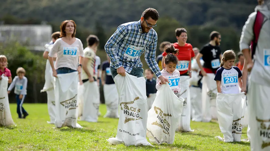 Intento en Ultzama de Record Guiness de mayor número de personas en una carrera de sacos. PABLO LASAOSA (25)