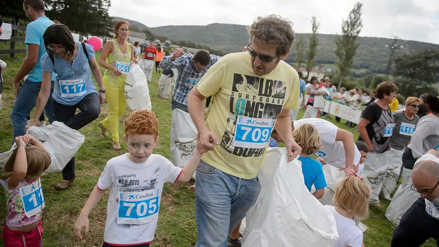 Intento en Ultzama de Record Guiness de mayor número de personas en una carrera de sacos. PABLO LASAOSA (27)