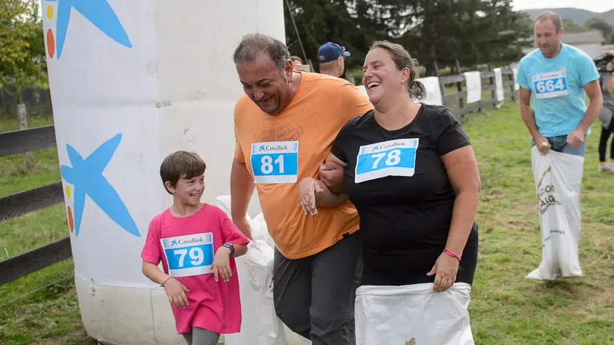 Intento en Ultzama de Record Guiness de mayor número de personas en una carrera de sacos. PABLO LASAOSA (28)