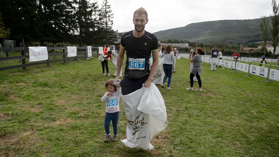 Intento en Ultzama de Record Guiness de mayor número de personas en una carrera de sacos. PABLO LASAOSA (29)