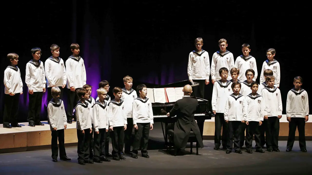 GRA350. PAMPLONA, 03/10/2016.- Un momento de la actuación de Los Niños cantores de Viena, el más célebre coro infantil de música clásica, dirigido por el maestro Jimmy Chiang, hoy en la Fundación Baluarte de Pamplona que ha iniciado así su temporada octubre 2015-enero 2017. EFE/Jesús Diges