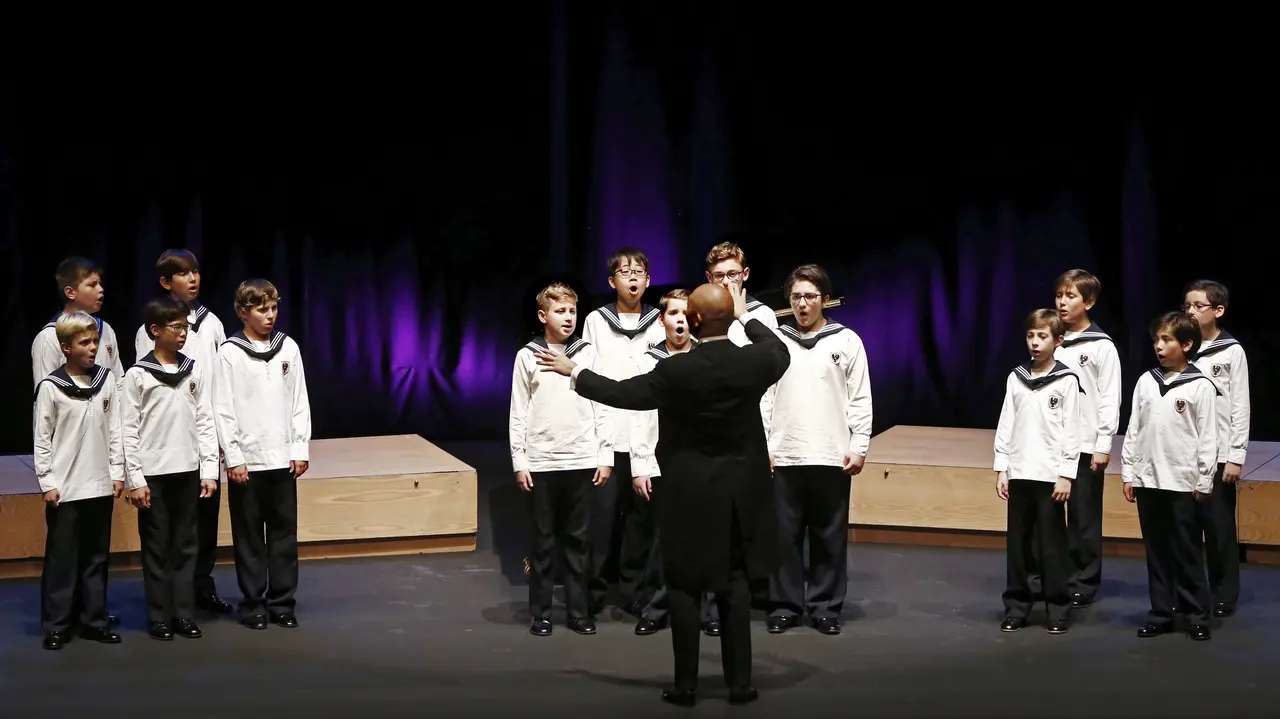 GRA351. PAMPLONA, 03/10/2016.- Un momento de la actuación de Los Niños cantores de Viena, el más célebre coro infantil de música clásica, dirigido por el maestro Jimmy Chiang, hoy en la Fundación Baluarte de Pamplona que ha iniciado así su temporada octubre 2015-enero 2017. EFE/Jesús Diges