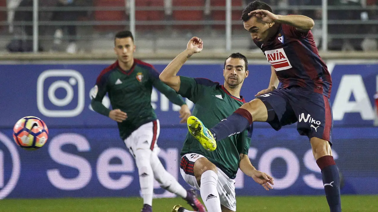 El centrocampista del Eibar Gonzalo Escalante marca gol ante el Osasuna, el primero del equipo, durante el encuentro de la octava jornada de Liga que disputan en el estadio de Ipurua de la localidad guipuzcoana de Eibar. EFE/Javier Etxezarreta.