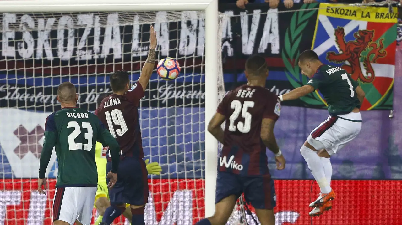 El delantero del Osasuna Sergio Léon (d) marca gol ante el Eibar, el primero del equipo, durante el encuentro de la octava jornada de Liga en Primera División que se disputa en el estadio de Ipurúa de la localidad guipuzcoana de Eibar. EFE/Javier Etxezarreta.