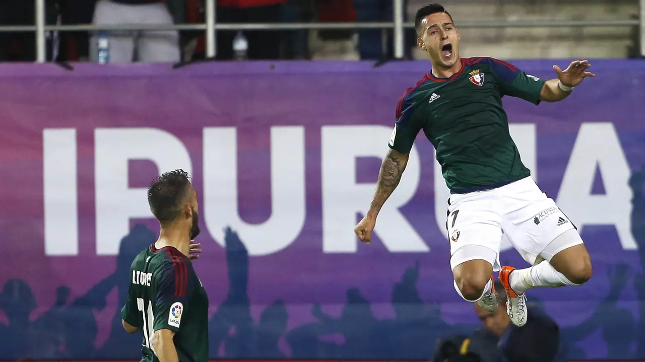 El delantero del Osasuna Sergio Léon (d) celebra el gol que ha marcado ante el Eibar, el primero del equipo, durante el encuentro de la octava jornada de Liga en Primera División que se disputa en el estadio de Ipurúa de la localidad guipuzcoana de Eibar. EFE/Javier Etxezarreta.