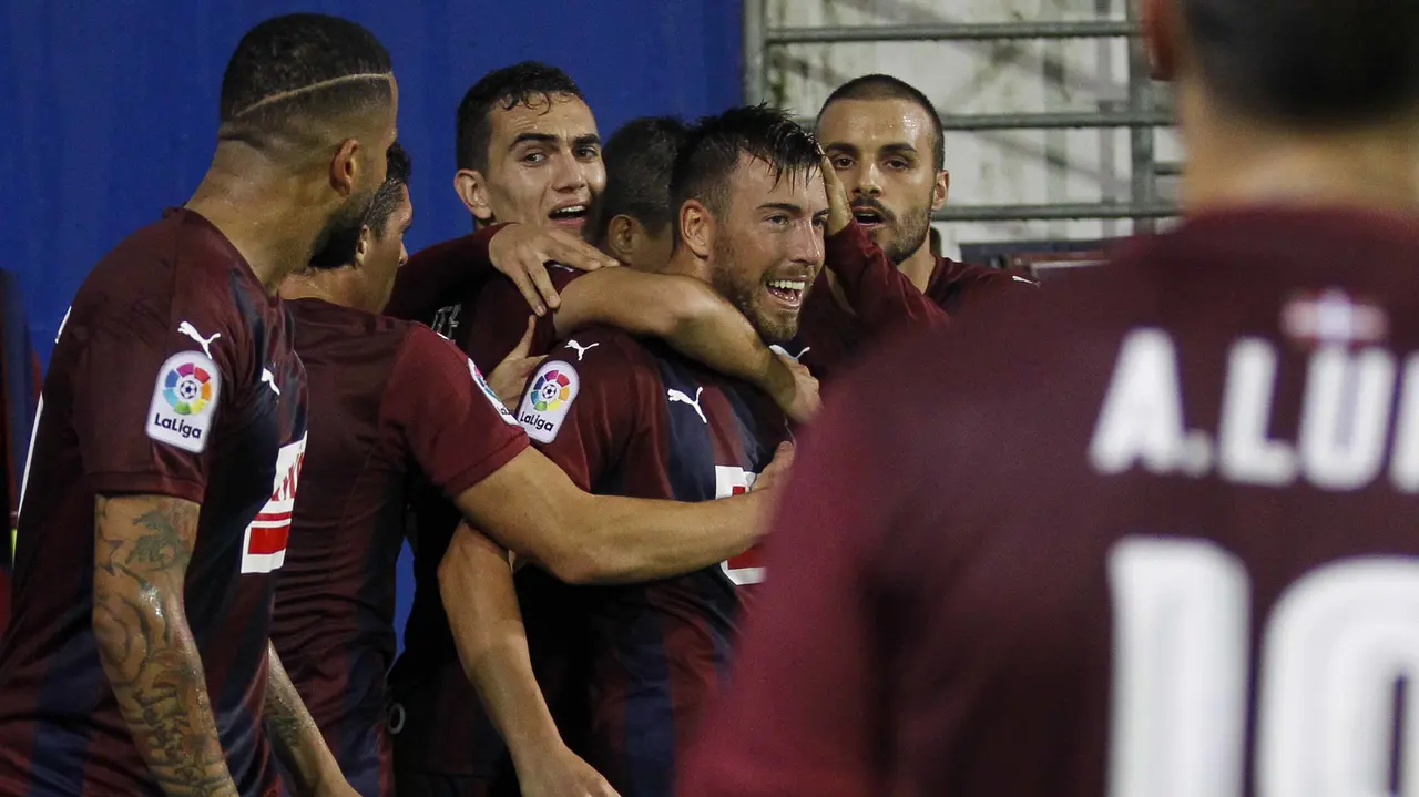 El delantero del Eibar, Sergio León (c) celebra con sus compañeros su gol ante el Osasuna durante el encuentro de la octava jornada de Liga en Primera División que se disputa en el estadio de Ipurúa de la localidad guipuzcoana de Eibar. EFE/Javier Etxezarreta.
