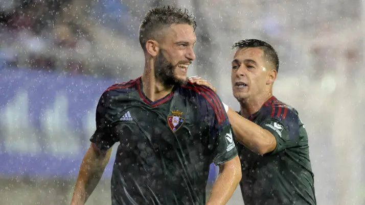 Eibar - Osasuna, Roberto Torres celebra su gol que ha supuesto la remontada del 2-3 en Ipurúa. LFP