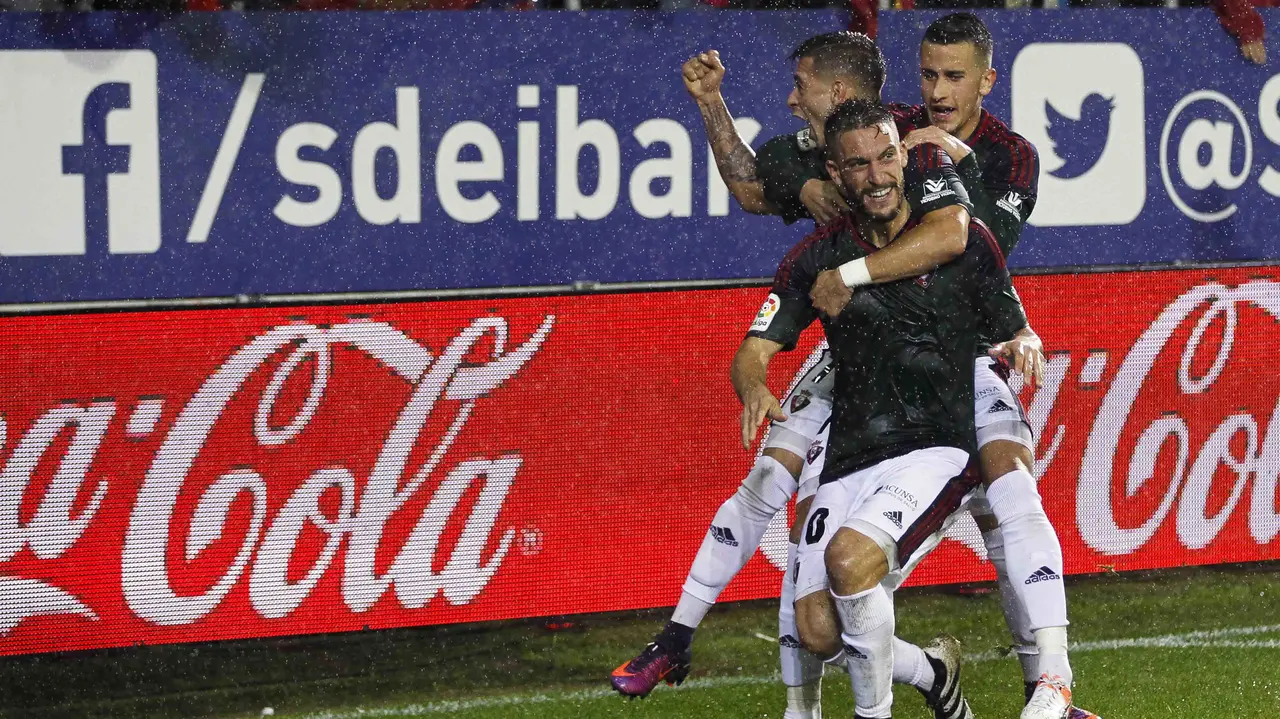 El centrocampista del Osasuna, Roberto Torres (frente) celebra su tanto con sus compañeros ante el Eibar durante el encuentro de la octava jornada de Liga en Primera División que se disputa en el estadio de Ipurúa de la localidad guipuzcoana de Eibar. EFE/Javier Etxezarreta.