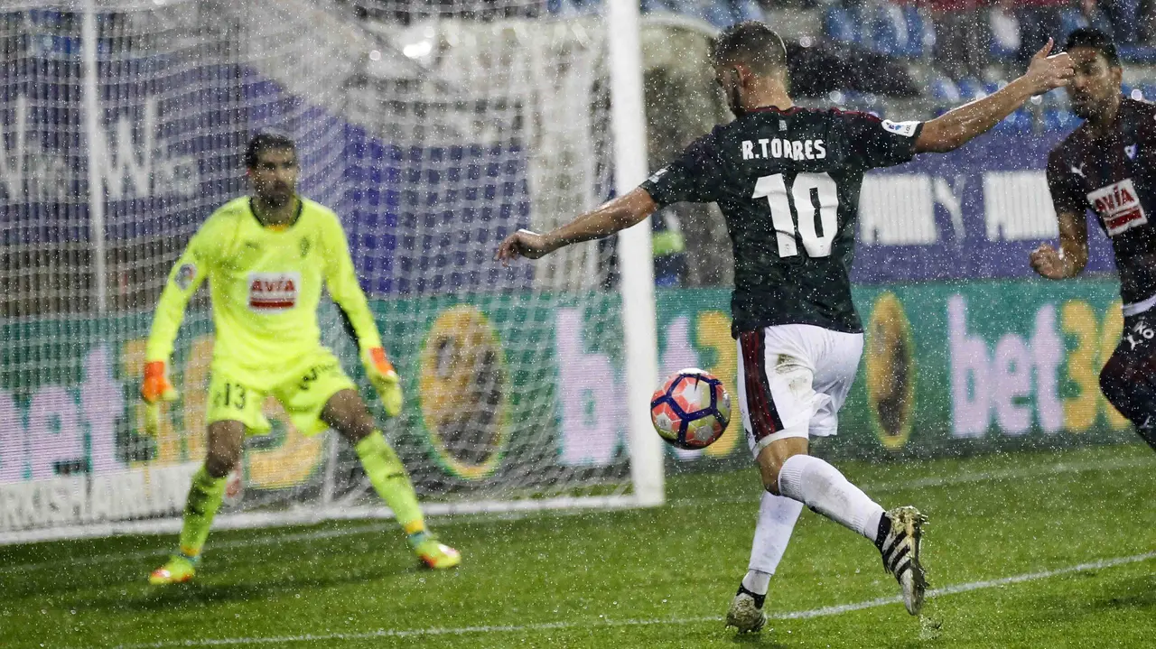 El centrocampista del Osasuna, Roberto Torres (c) marca un gol ante el portero del Eibar, Asier Riesgo (i) durante el encuentro de la octava jornada de Liga en Primera División que se disputa en el estadio de Ipurúa de la localidad guipuzcoana de Eibar. EFE/Javier Etxezarreta.