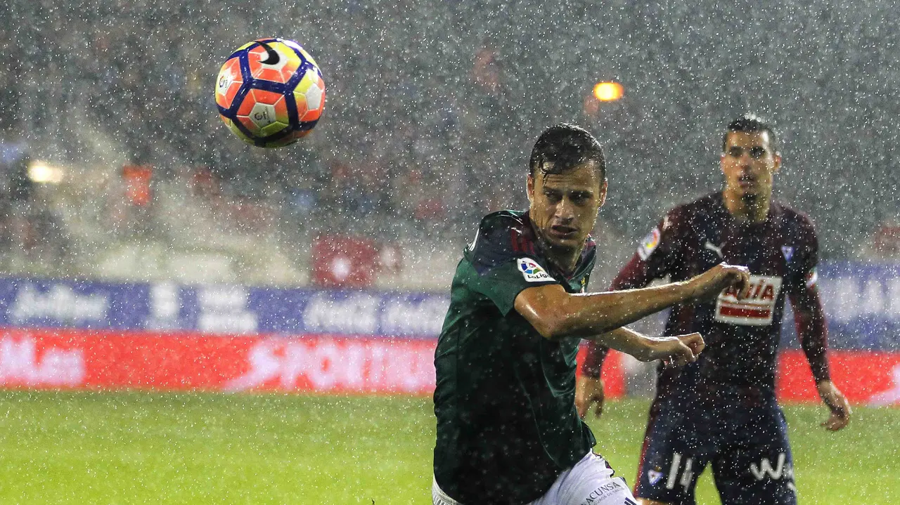 El delantero del Osasuna, Oriol Riera (i), persigue el balón junto a Dani García, del Eibar, durante el encuentro de la octava jornada de Liga en Primera División que se disputa en el estadio de Ipurúa de la localidad guipuzcoana de Eibar. EFE/Javier Etxezarreta.