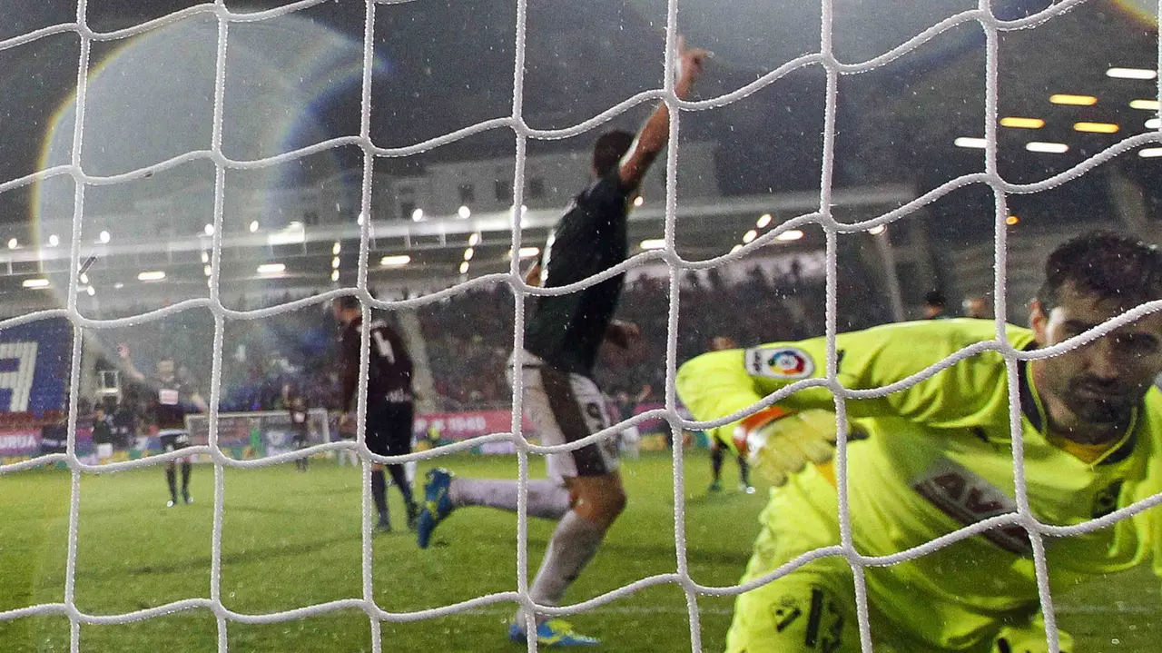 El portero del Eibar, Asier Riesgo (d), encaja un gol de Osasuna, durante el encuentro de la octava jornada de Liga en Primera División que se disputa en el estadio de Ipurúa de la localidad guipuzcoana de Eibar. EFE/Javier Etxezarreta.