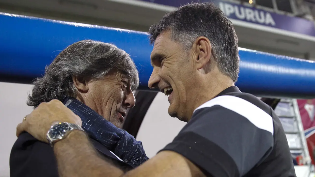 Los técnicos de Osasuna, Enrique Martín (i) y del Eibar, José Luis Mendilibar, antes del inicio del encuentro correspondiente a la octava jornada de primera división, que han disputado en el estadio de Ipurúa de la localidad guipuzcoana de Eibar. EFE/Javier Etxezarreta.