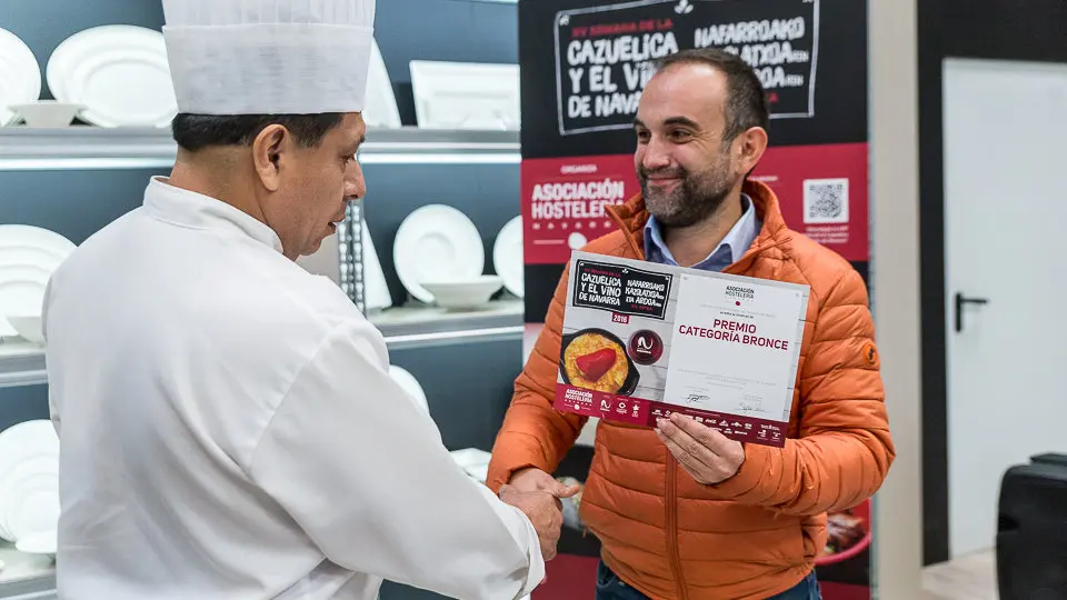 Entrega de los premios de la XV Semana de la Cazuelica y su maridaje con el vino de Navarra en la cooperativa de Hostelería (11). IÑIGO ALZUGARAY