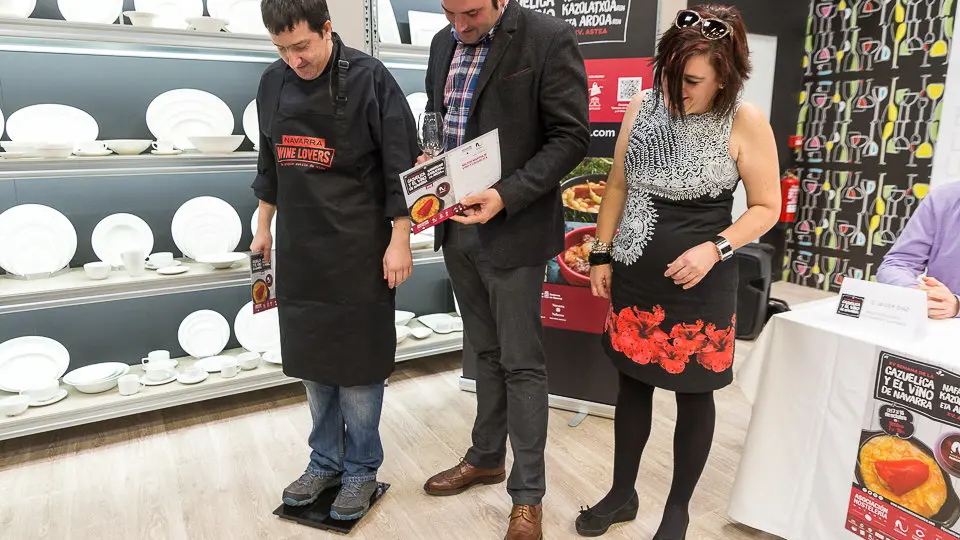 Entrega de los premios de la XV Semana de la Cazuelica y su maridaje con el vino de Navarra en la cooperativa de Hostelería (13). IÑIGO ALZUGARAY