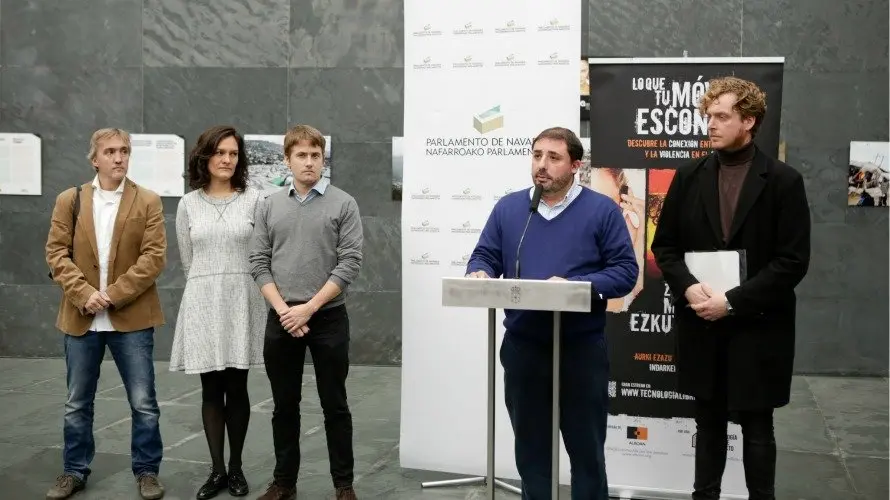 La exposición fotográfica 'Lo que esconde tu móvil' del fotoperiodista navarro Iván Benítez. 2