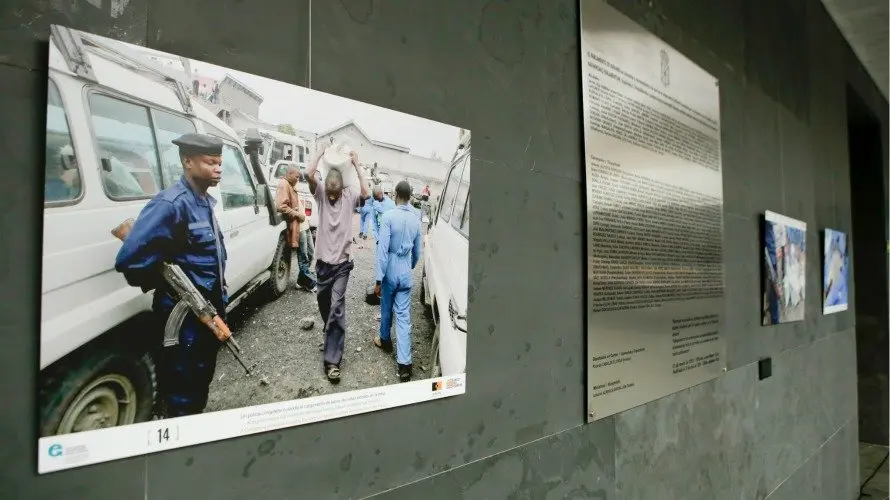 La exposición fotográfica 'Lo que esconde tu móvil' del fotoperiodista navarro Iván Benítez. 5