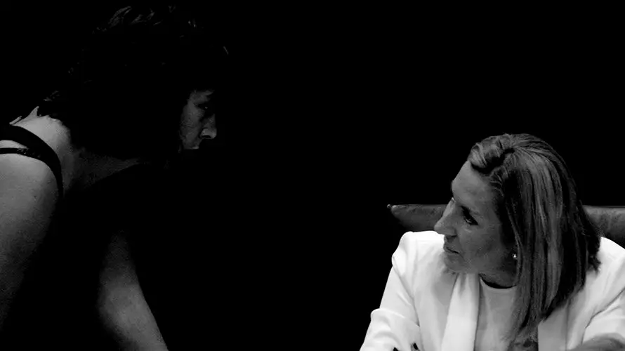 Ana Beltran y Laura Perez conversan durante el pleno del Parlamento. MIGUEL OSÉS (1)