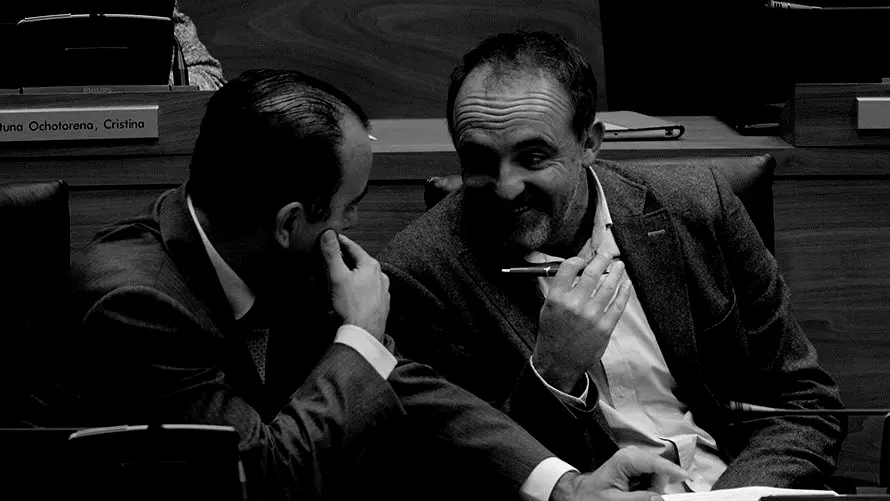 Carlos Adanero y Javier Esparza conversan durante el pleno de esta mañana en el Parlamento. MIGUEL OSÉS