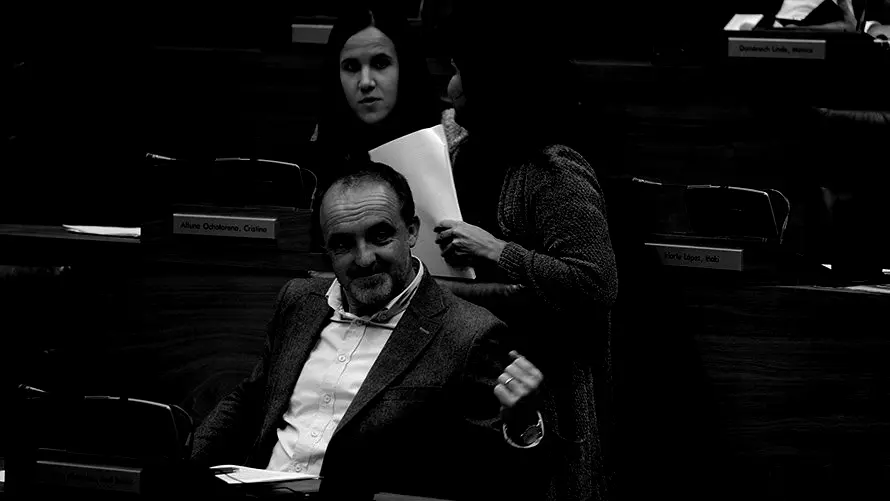 Javier Esparza ante el fin de la exposición de su compañera de partido. MIGUEL OSÉS_11
