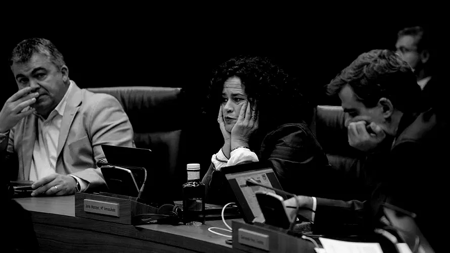 La socialista Inma Jurio ensimismada durante el pleno parlamentario. MIGUEL OSÉS_20 (1)