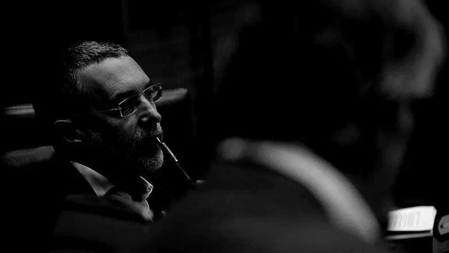 Miguel Laparra ensimismado durante el pleno de esta mañana. MIGUEL OSÉS_14 (1)