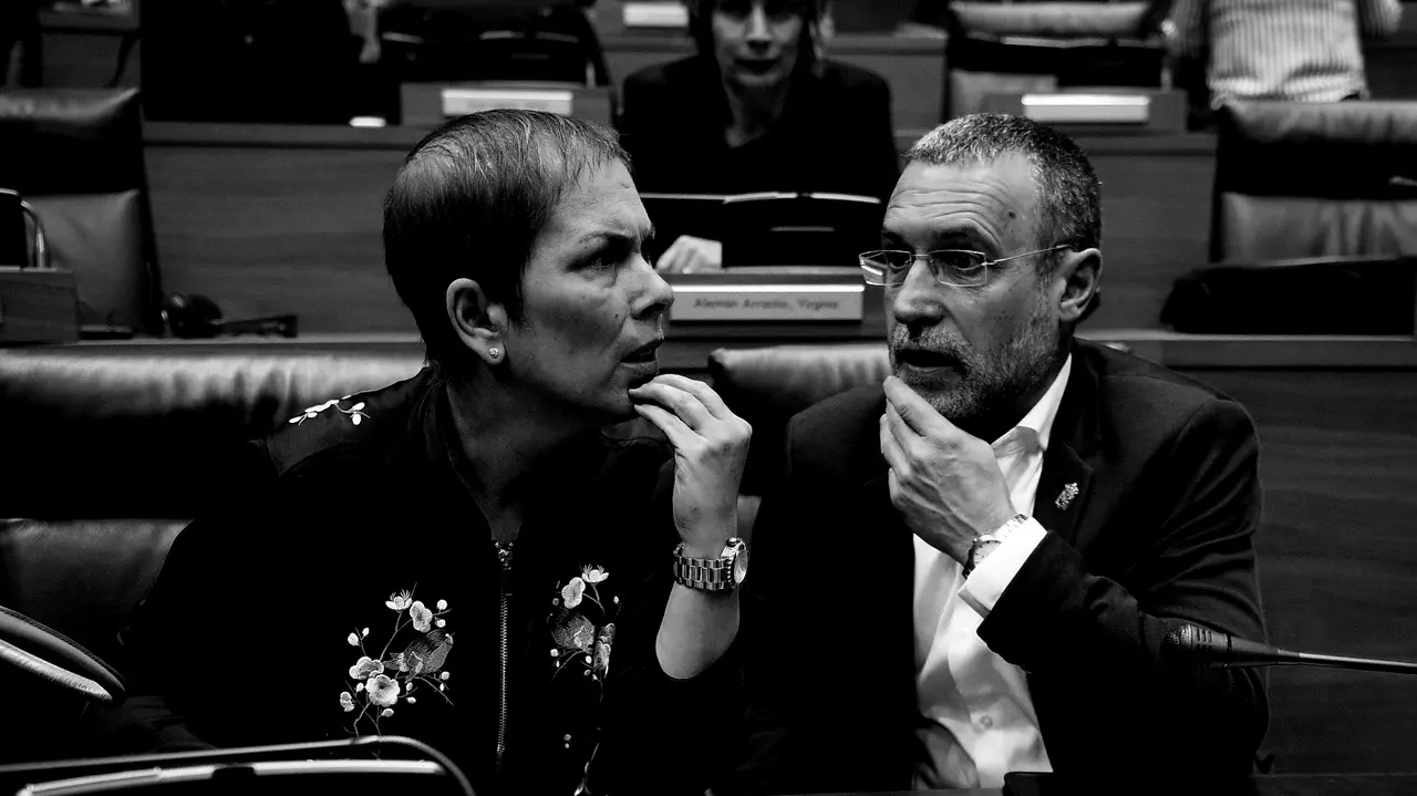 La Presidenta del Gobierno de Navarra habla con Laparra. PABLO LASAOSA